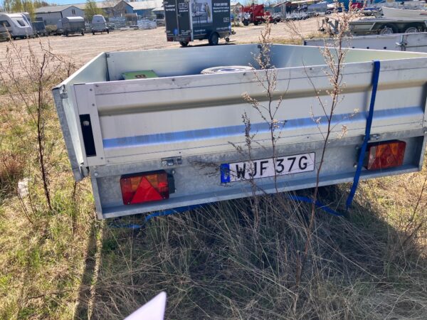 Begagnat 2-axlat flaksläp WJF37G , V-hjul