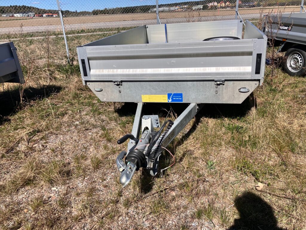 Begagnat 2-axlat flaksläp WJF37G , V-hjul