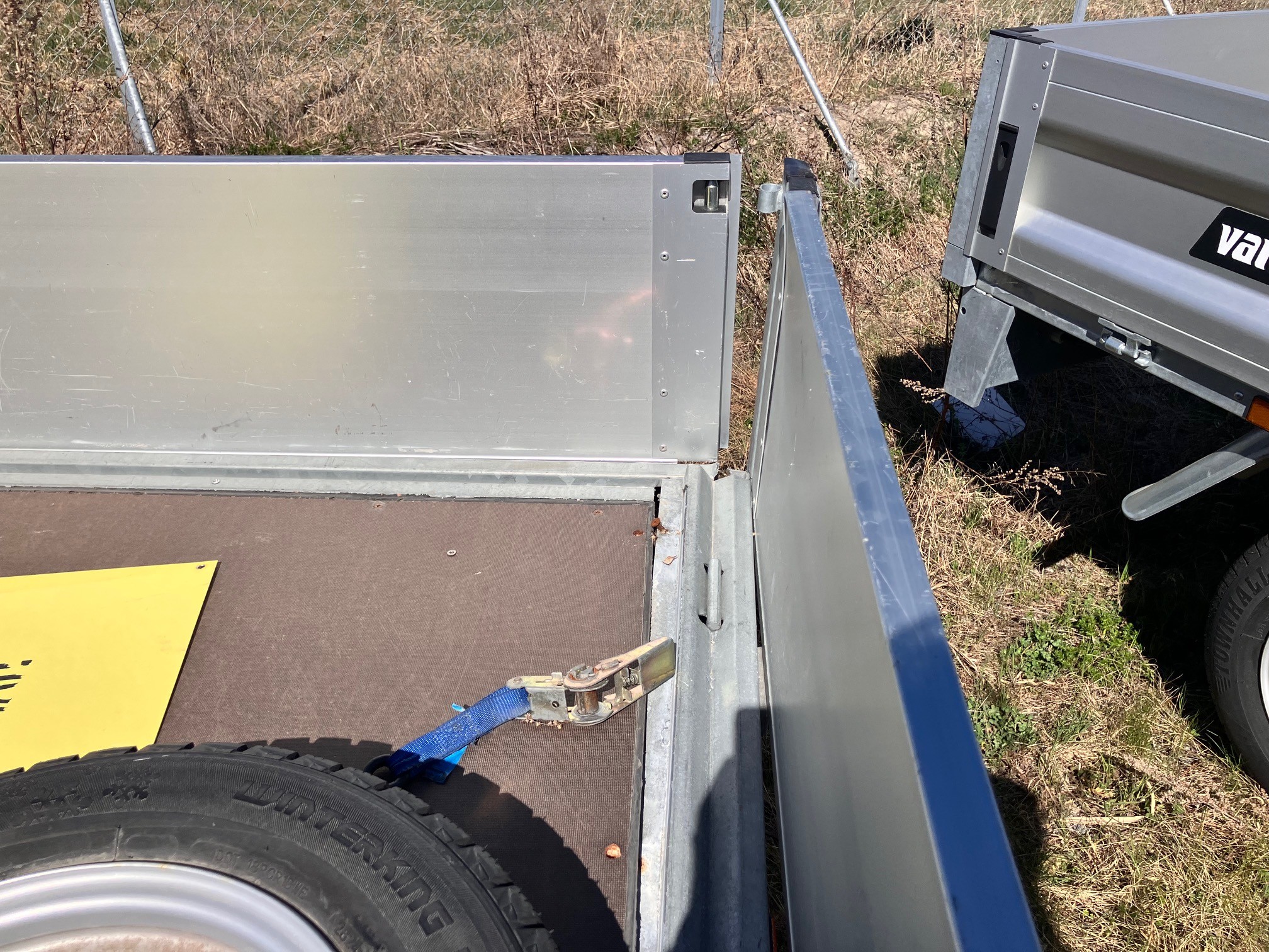 Begagnat 2-axlat flaksläp WJF37G , V-hjul - Bild 3