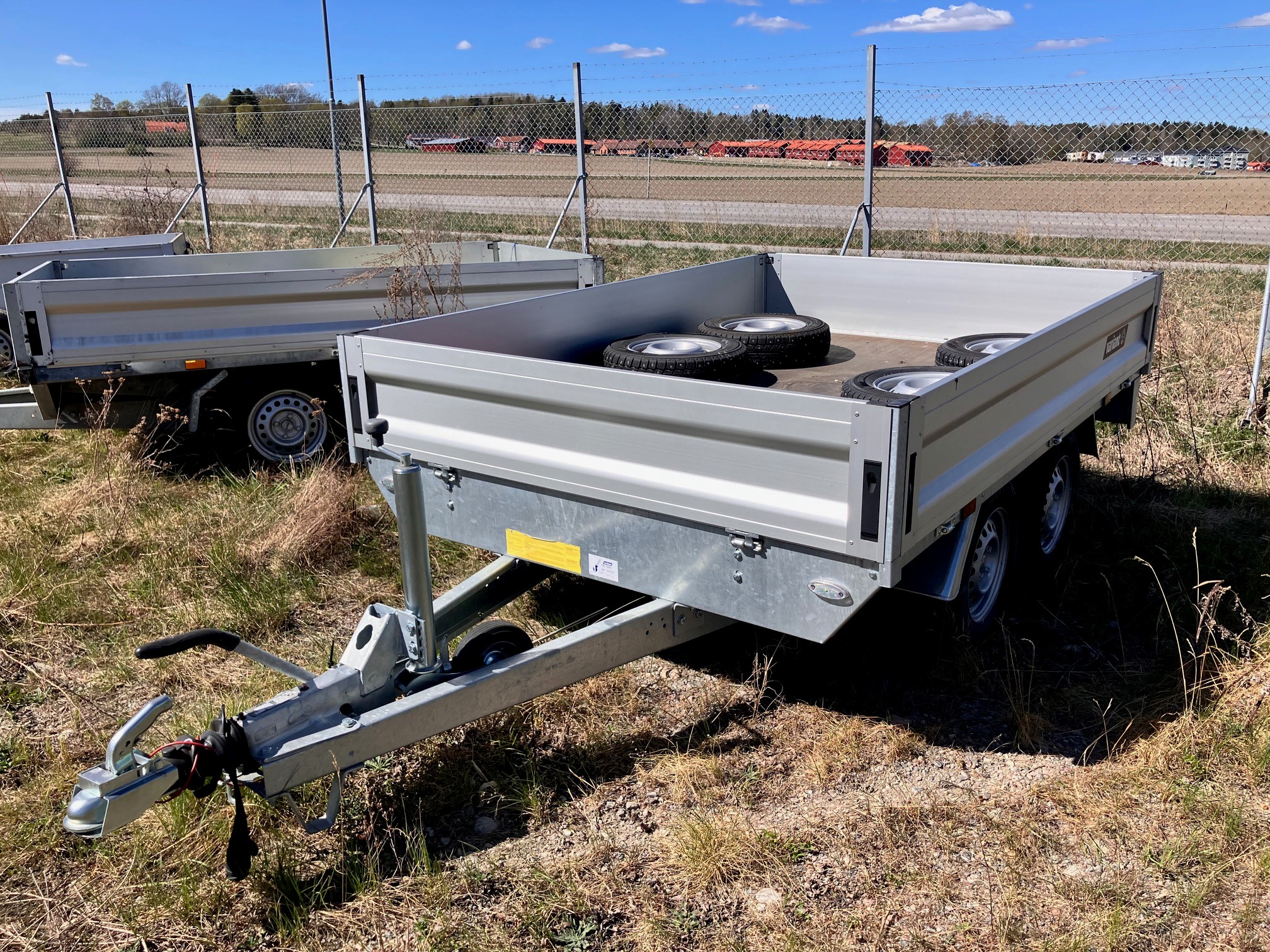 Begagnat 2-axlat flaksläp JAJ55L, V-hjul - Bild 1