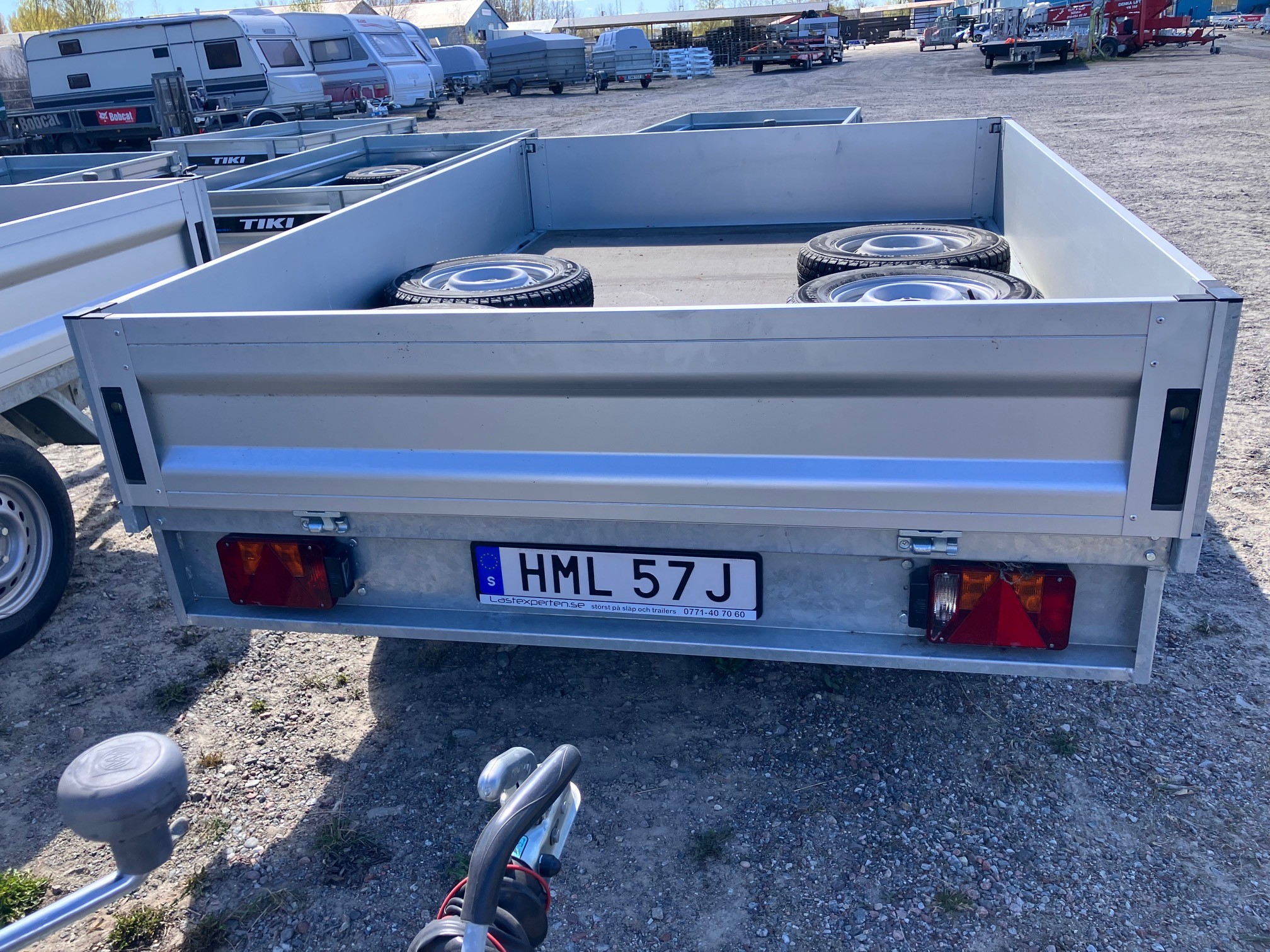 Begagnat 2-axlat flaksläp HML57J, V-hjul - Bild 3