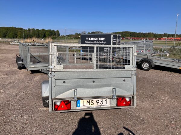 Begagnad obromsad flakvagn med grindar 2018 LMS931
