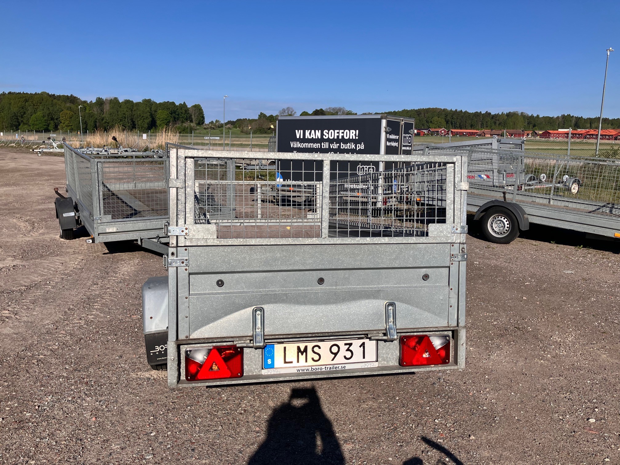 Begagnad obromsad flakvagn med grindar 2018 LMS931 - Bild 2