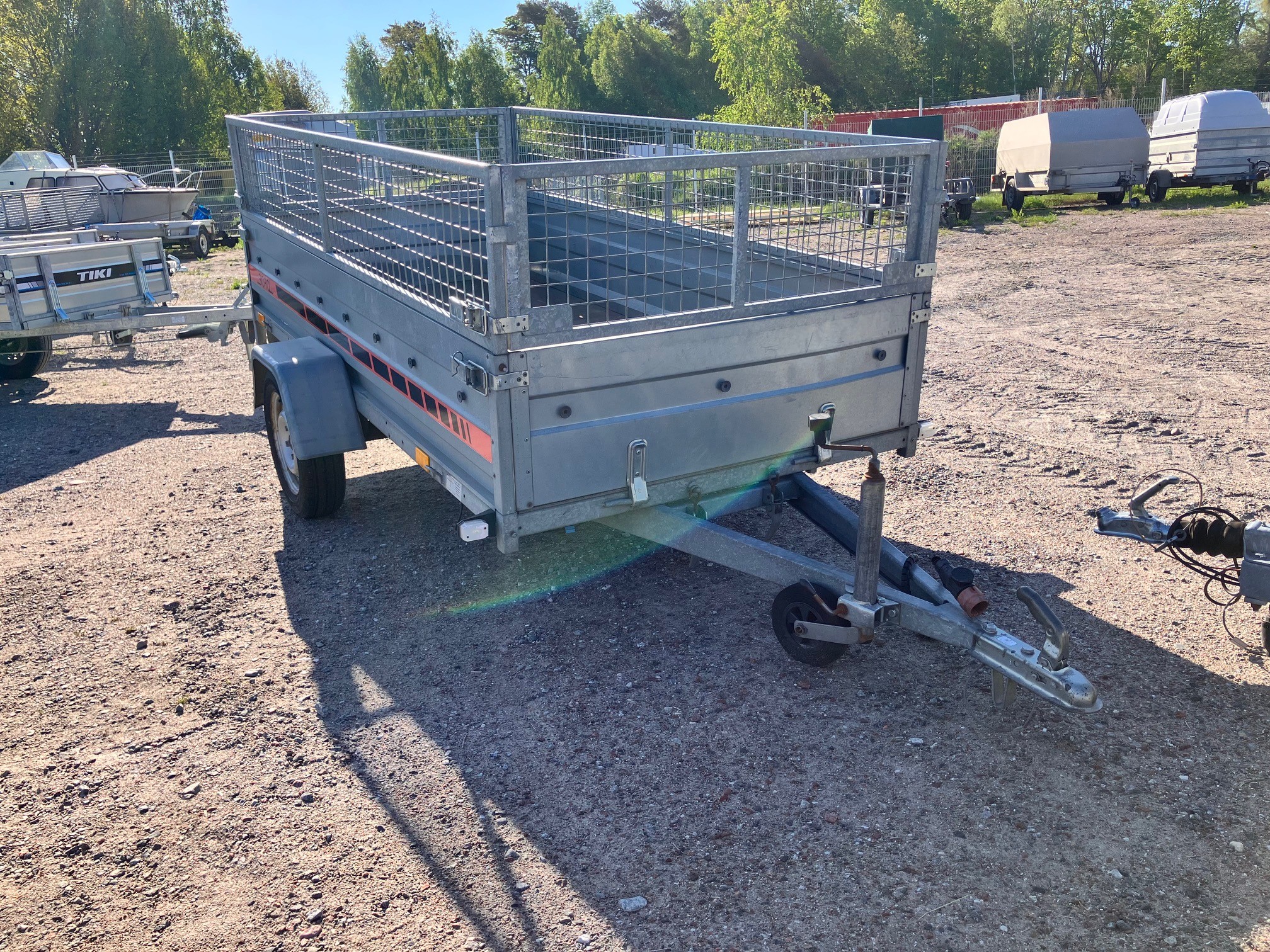 Begagnad obromsad flakvagn med grindar 2018 LMS931 - Bild 1