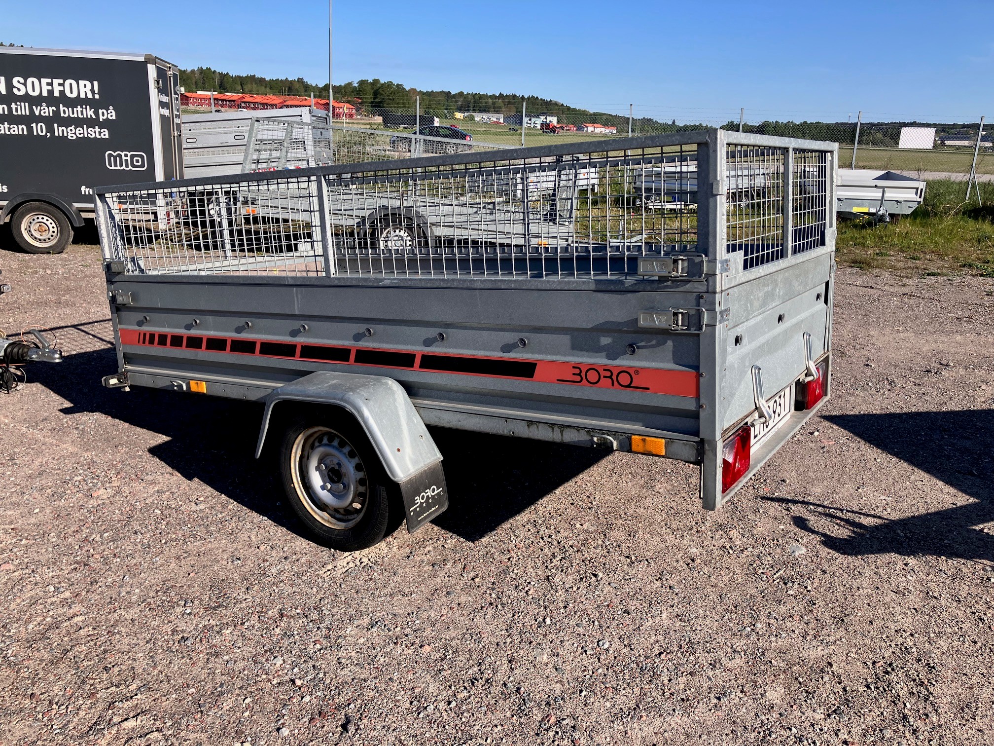 Begagnad obromsad flakvagn med grindar 2018 LMS931 - Bild 3