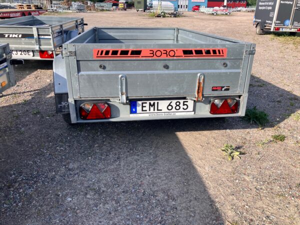 Begagnad o-bromsad flakvagn med 2-hjulaxlar EML685