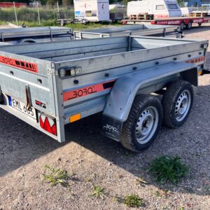 Begagnad o-bromsad flakvagn med 2-hjulaxlar EML685