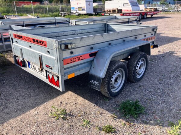 Begagnad o-bromsad flakvagn med 2-hjulaxlar EML685