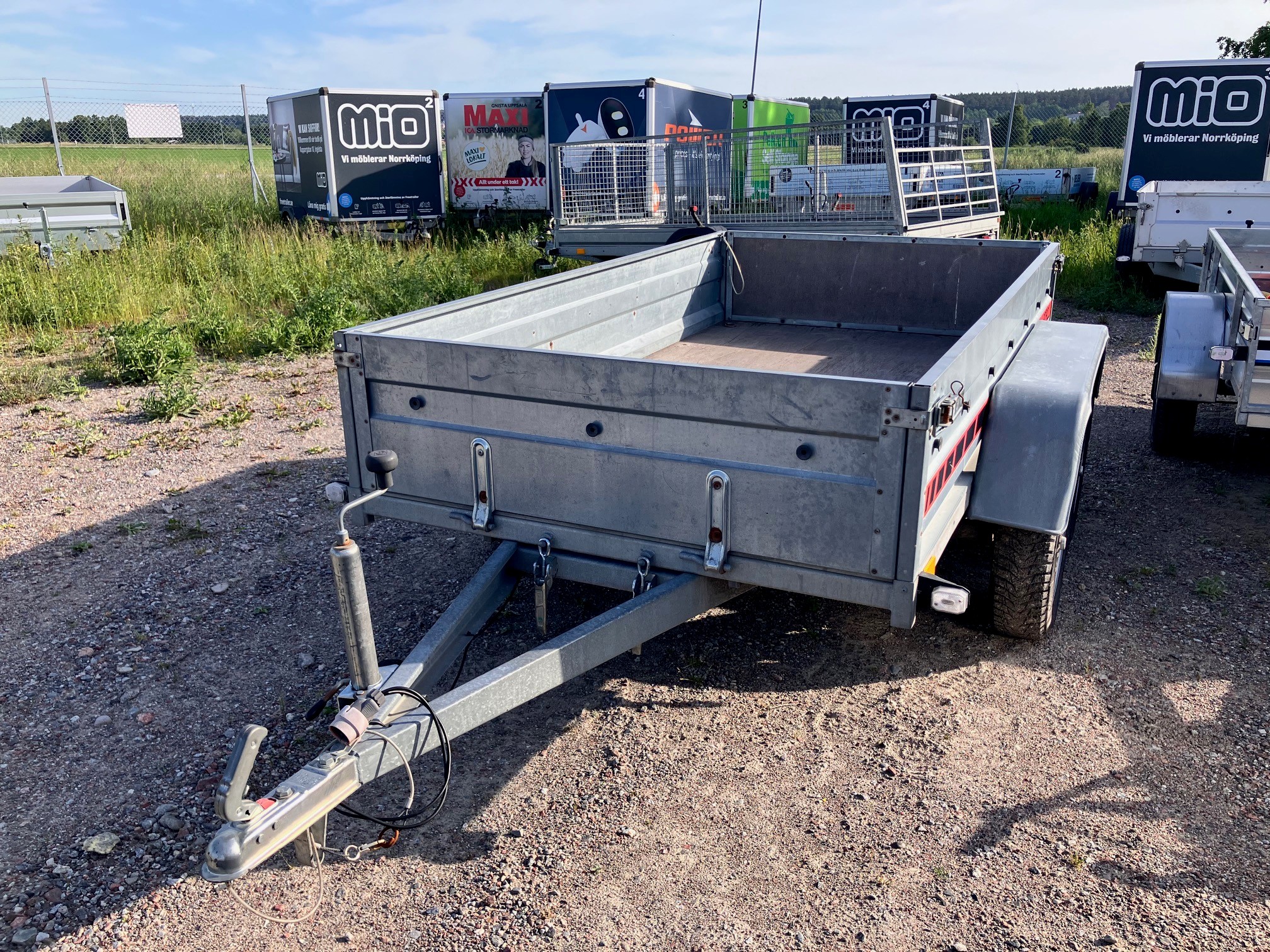 Begagnad o-bromsad flakvagn med 2-hjulaxlar EML685 - Bild 2