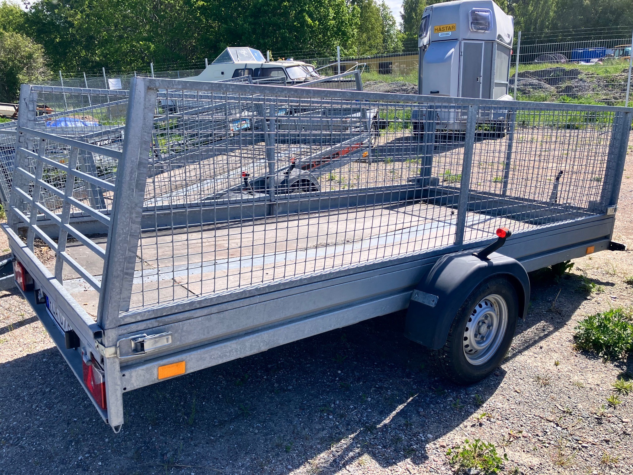 Begagnad flakvagn med grindar 2017 FCA076 - Bild 1